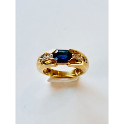 BAGUE jonc en or jaune 750°/°° ornée d’un...