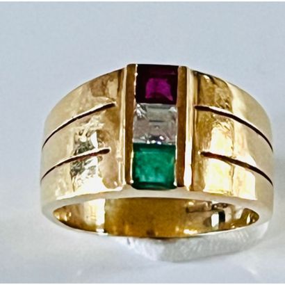 BAGUE chevalière en or jaune 750°/°° ornée...