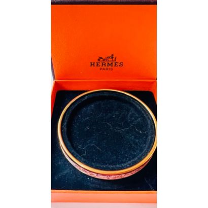 HERMES. BRACELET rigide en métal doré émaillé...