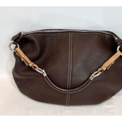 PRADA. Sac souple en cuir grainé chocolat....