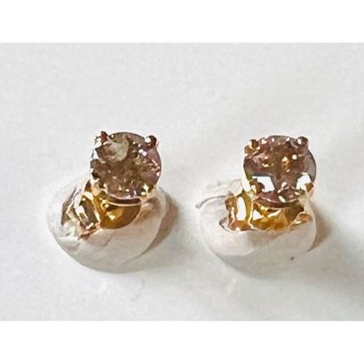 PAIRE DE CLOUS D’OREILLES en or jaune 750°/°°...