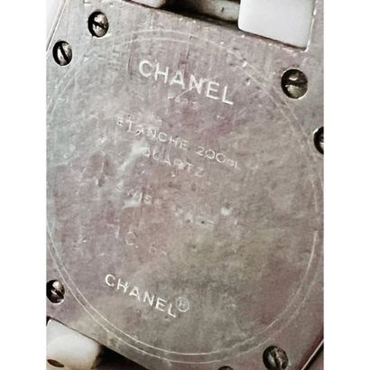 CHANEL. MONTRE J12 en céramique blanche....