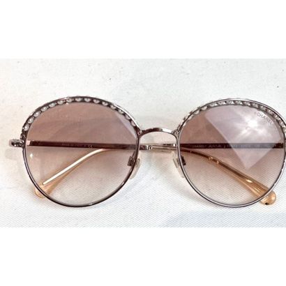 CHANEL. Lunettes de soleil en métal mordoré...