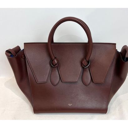 CELINE. Sac en cuir grainé marron «Tie Bag»...