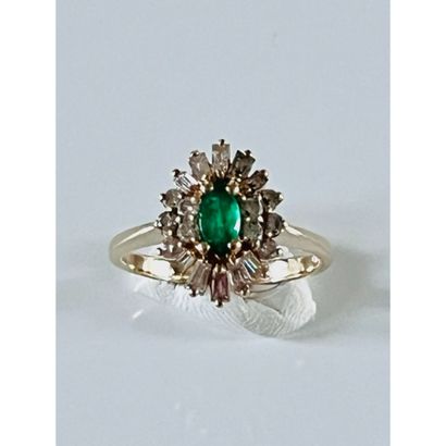 BAGUE en or 585°/°° ornée d’une émeraude...
