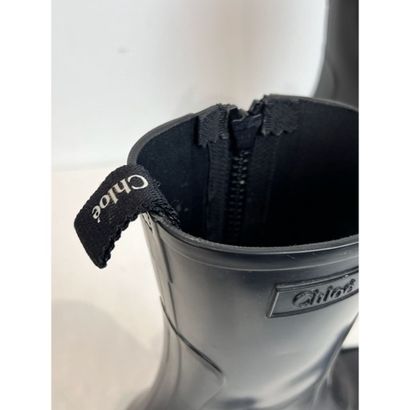 CHLOE. Bottines Betty en caoutchouc noir....