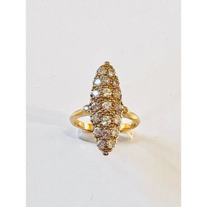 BAGUE marquise en or jaune 750°/°° pavée...