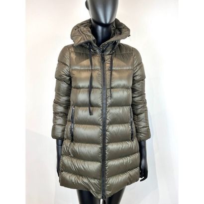 MONCLER. Doudoune légère ¾ en duvet kaki....