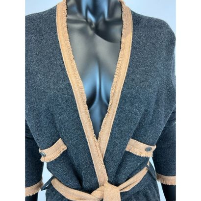 CHANEL. Gilet manteau en tricoté cachemire...
