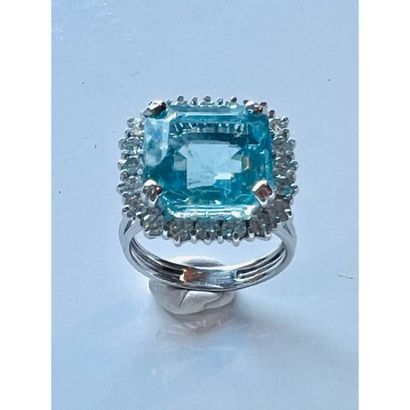 BAGUE en or blanc 750°/°° ornée d’une aigue-marine...