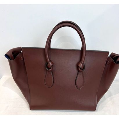 CELINE. Sac en cuir grainé marron «Tie Bag»...