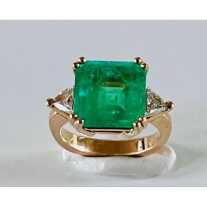 BAGUE en or jaune 750°/°° ornée d’une émeraude...
