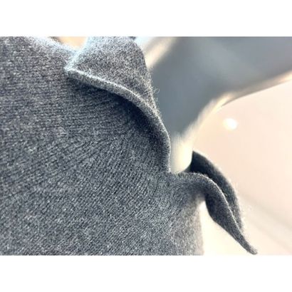 CHANEL. Pull en tricoté cachemire gris anthracite....