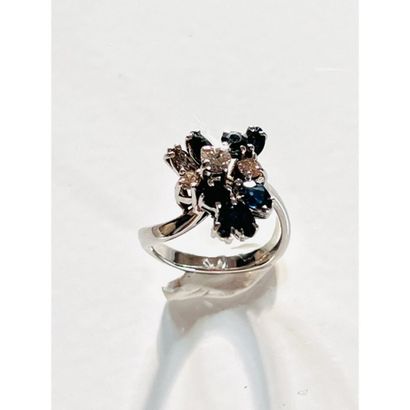 White gold ring set with 3 round diamonds,...