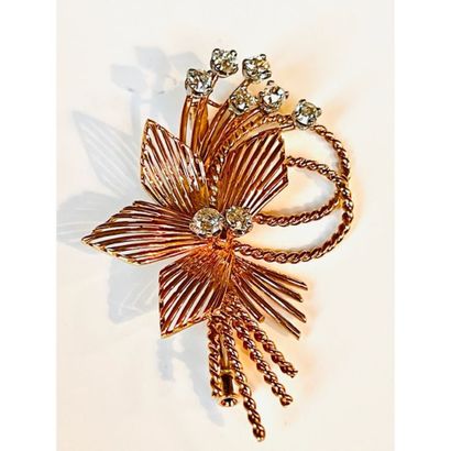 1950. BROCHE fleur en or jaune 750°/°° ciselé...