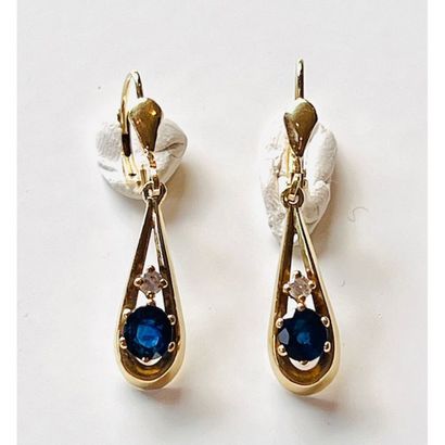 PAIRE DE BOUCLES D’OREILLES en or jaune 585°/°°...