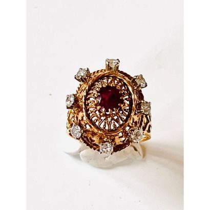 1950. BAGUE en or jaune 750°/°° ciselé ornée...