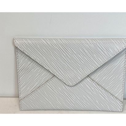 VUITTON. Pochette enveloppe en cuir épi blanc...