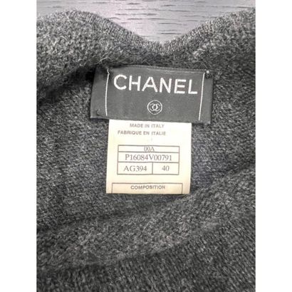 CHANEL. Pull en tricoté cachemire gris anthracite....