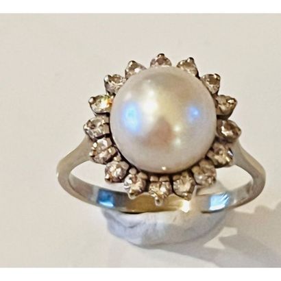 BAGUE en or blanc 750°/°° ornée d’une perle...