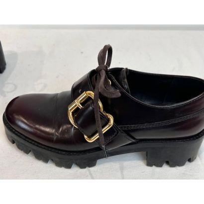 PRADA. Mocassins en cuir bordeaux. Semelle...