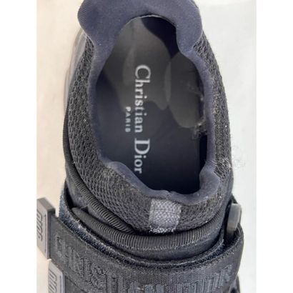 DIOR. Baskets en toile monogram noir scratch...