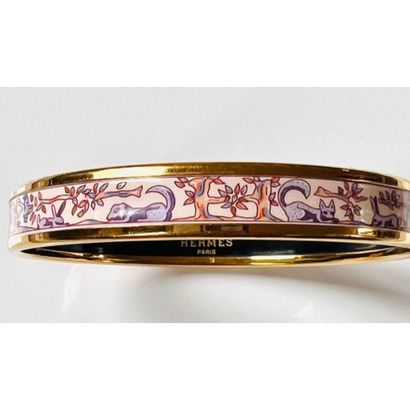 HERMES. BRACELET rigide en métal doré émaillé...