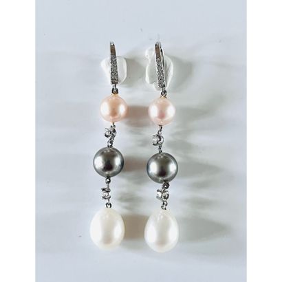 PAIRE DE BOUCLES D’OREILLES en or blanc 750°/°°...