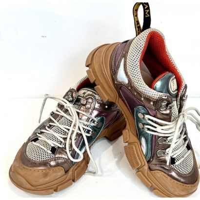 GUCCI. Baskets en cuir de vachette multicolore...