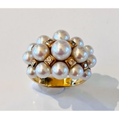 BAGUE jonc en or jaune 750°/°° ornée de perles...