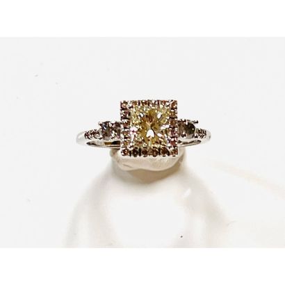 RING in white gold 750°/°° set with a princess-cut...