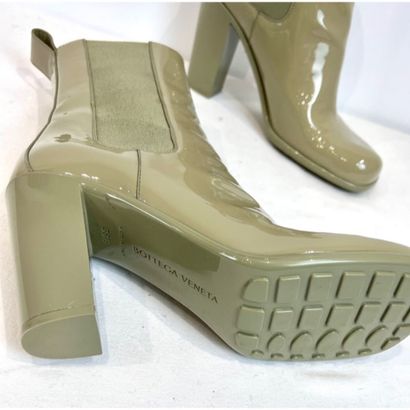 BOTTEGA Veneta. Boots en cuir vernis avec...