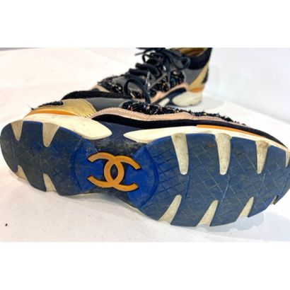 CHANEL. Baskets en cuir doré et tweed bleu...