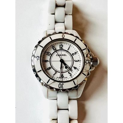 CHANEL. MONTRE J12 en céramique blanche....