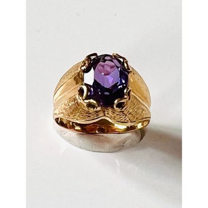BAGUE en or jaune 750°/°° ciselé ornée d’une...