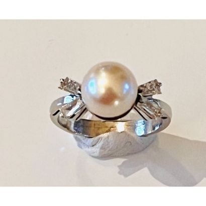 BAGUE en or blanc 750°/°° ornée d’une perle...