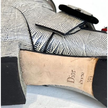 C. DIOR. Boots en cuir façon lézard gris...