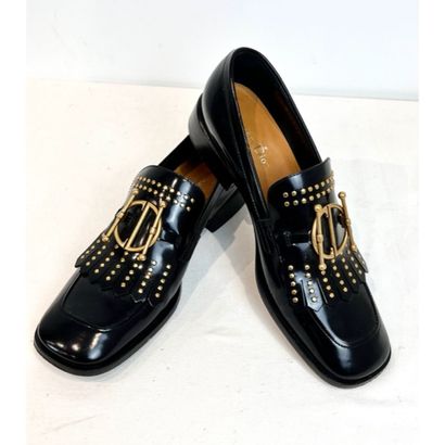 DIOR. Mocassins en cuir noir. Garniture en...