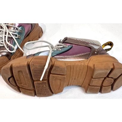 GUCCI. Baskets en cuir de vachette multicolore...