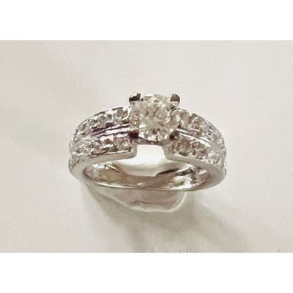 RING in white gold 750°/°° set with a 0ct55...