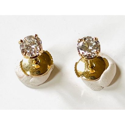 PAIRE DE CLOUS D’OREILLES en or jaune 750°/°°...