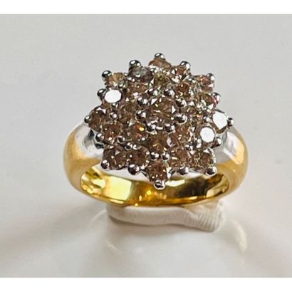 BAGUE fleur 2 ors 750°/°° ornée d’un pavage...