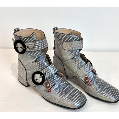C. DIOR. Boots en cuir façon lézard gris...