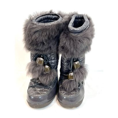 DIOR. Moonboots en fourrure, toile matelassée...