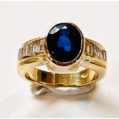 BAGUE en or jaune 750°/°° serti clos d’un...