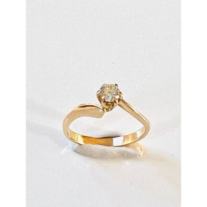 BAGUE solitaire en or jaune 750°/°° ornée...