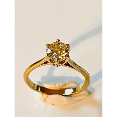 BAGUE solitaire en or jaune 750°/°° ornée...