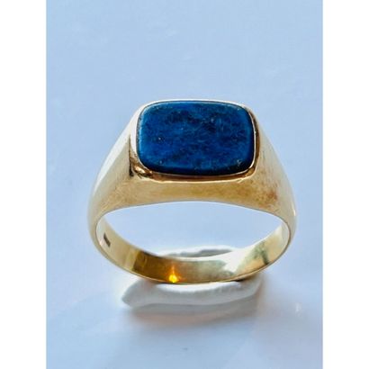 BAGUE chevalière en or jaune 750°/°° ornée...