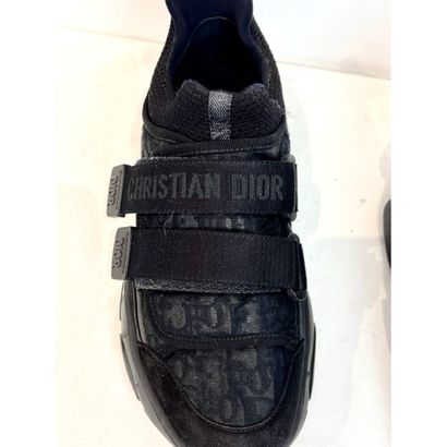 DIOR. Baskets en toile monogram noir scratch...
