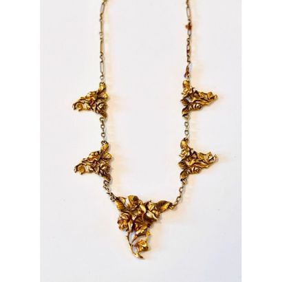 1900. COLLIER draperie en or jaune 750°/°°...